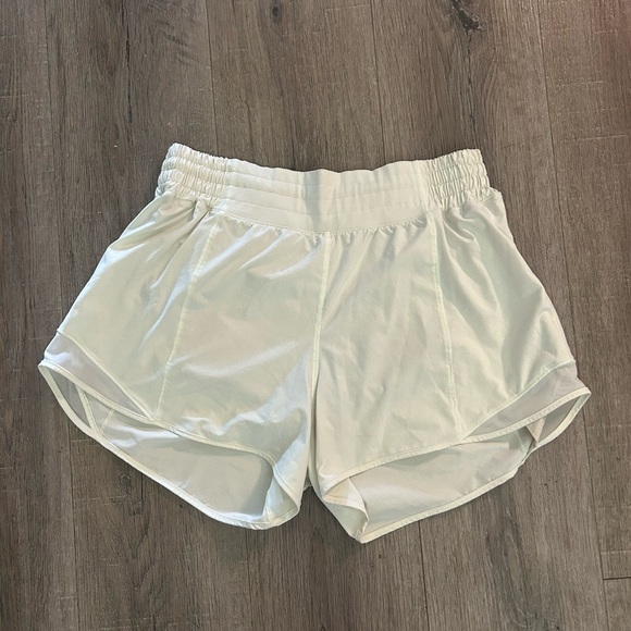 Lululemon Hotty Hot Shorts Size 10 - Picture 1 of 3